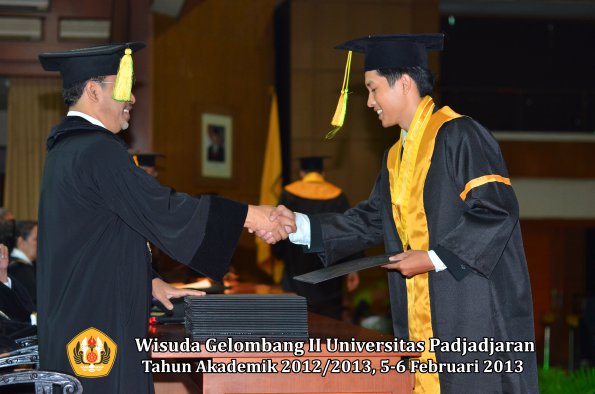 wisuda-unpad-gel-ii-ta-2012_2013-fakultas-ilmu-komunikasi-oleh-dekan-072