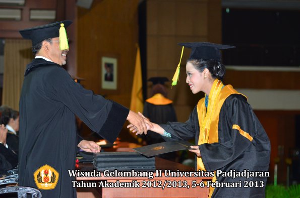 wisuda-unpad-gel-ii-ta-2012_2013-fakultas-ilmu-komunikasi-oleh-dekan-077