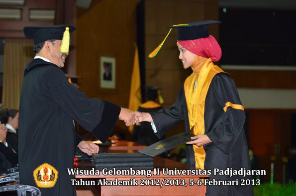 wisuda-unpad-gel-ii-ta-2012_2013-fakultas-ilmu-komunikasi-oleh-dekan-080