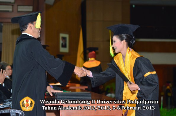 wisuda-unpad-gel-ii-ta-2012_2013-fakultas-ilmu-komunikasi-oleh-dekan-083