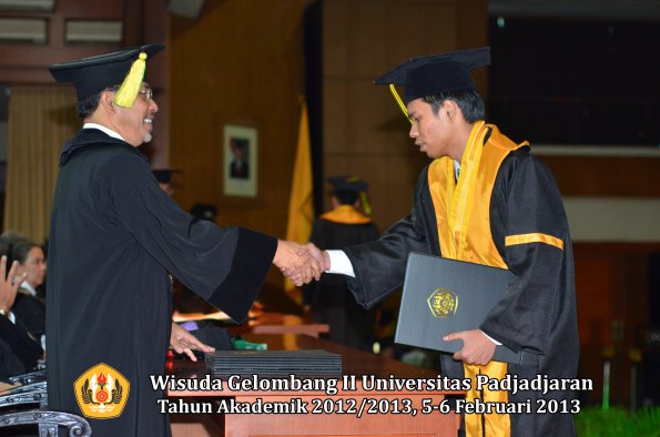 wisuda-unpad-gel-ii-ta-2012_2013-fakultas-ilmu-komunikasi-oleh-dekan-086