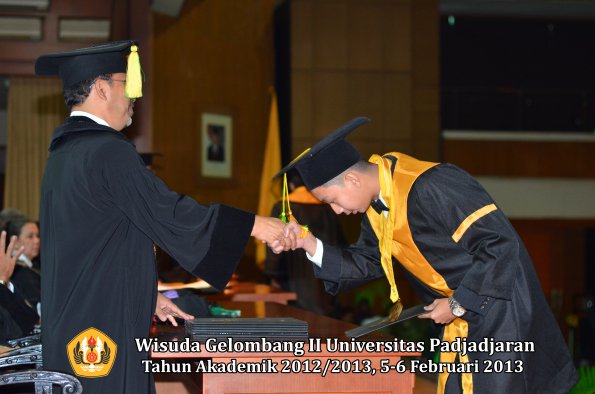 wisuda-unpad-gel-ii-ta-2012_2013-fakultas-ilmu-komunikasi-oleh-dekan-087