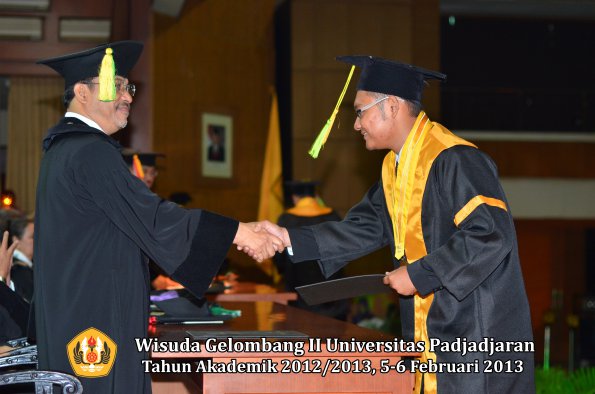 wisuda-unpad-gel-ii-ta-2012_2013-fakultas-ilmu-komunikasi-oleh-dekan-095