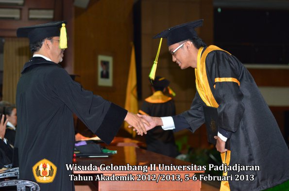 wisuda-unpad-gel-ii-ta-2012_2013-fakultas-ilmu-komunikasi-oleh-dekan-096