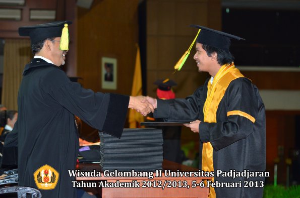 wisuda-unpad-gel-ii-ta-2012_2013-fakultas-ilmu-komunikasi-oleh-dekan-099