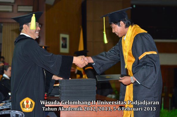 wisuda-unpad-gel-ii-ta-2012_2013-fakultas-ilmu-komunikasi-oleh-dekan-105