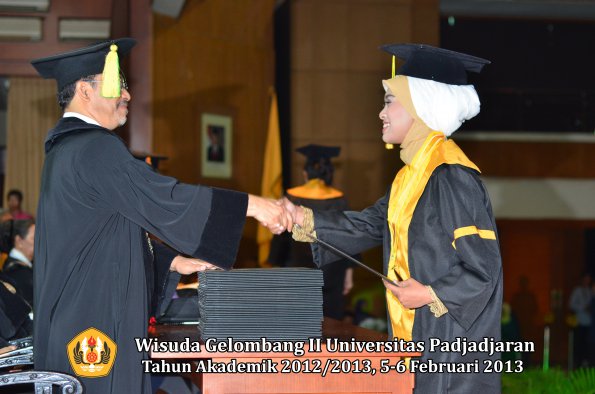 wisuda-unpad-gel-ii-ta-2012_2013-fakultas-ilmu-komunikasi-oleh-dekan-107