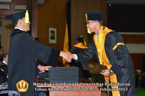 wisuda-unpad-gel-ii-ta-2012_2013-fakultas-ilmu-komunikasi-oleh-dekan-111