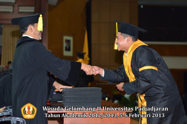 wisuda-unpad-gel-ii-ta-2012_2013-fakultas-ilmu-komunikasi-oleh-dekan-113