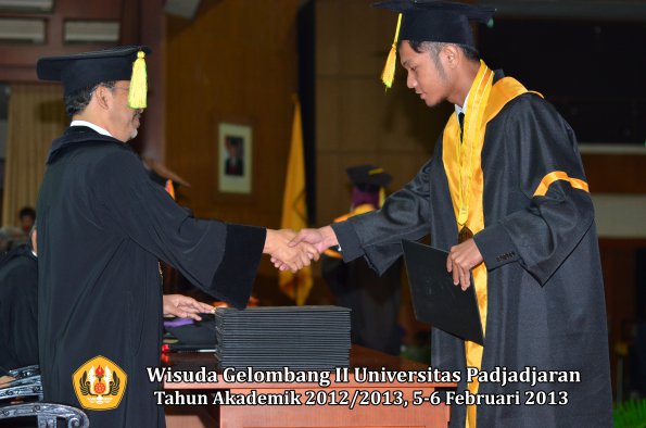 wisuda-unpad-gel-ii-ta-2012_2013-fakultas-ilmu-komunikasi-oleh-dekan-116