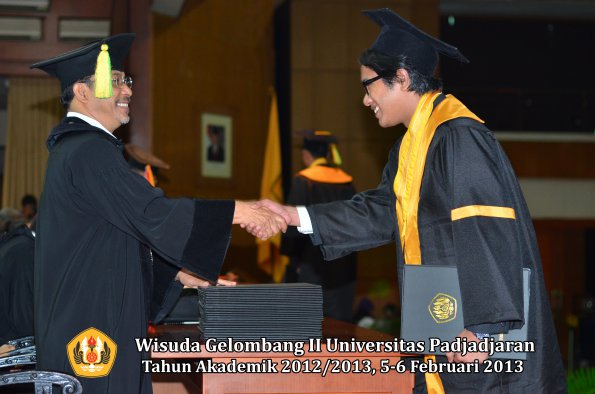 wisuda-unpad-gel-ii-ta-2012_2013-fakultas-ilmu-komunikasi-oleh-dekan-117