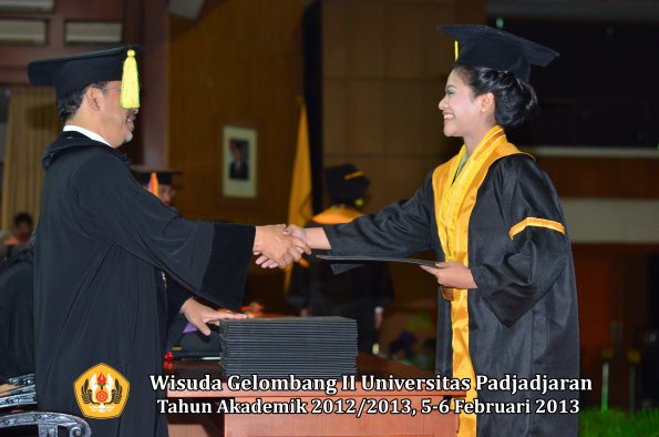 wisuda-unpad-gel-ii-ta-2012_2013-fakultas-ilmu-komunikasi-oleh-dekan-118