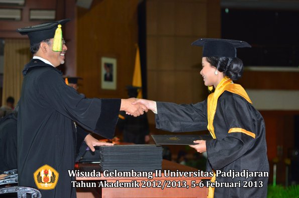 wisuda-unpad-gel-ii-ta-2012_2013-fakultas-ilmu-komunikasi-oleh-dekan-119