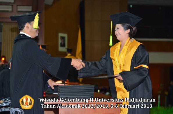 wisuda-unpad-gel-ii-ta-2012_2013-fakultas-ilmu-komunikasi-oleh-dekan-122