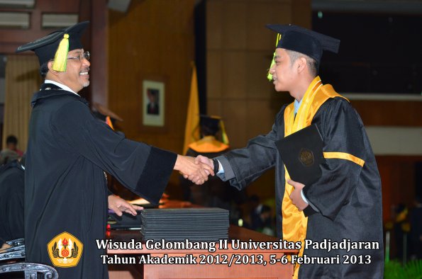 wisuda-unpad-gel-ii-ta-2012_2013-fakultas-ilmu-komunikasi-oleh-dekan-123