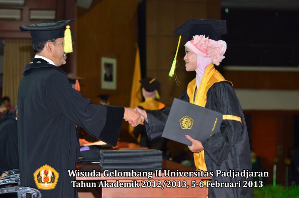 wisuda-unpad-gel-ii-ta-2012_2013-fakultas-ilmu-komunikasi-oleh-dekan-125