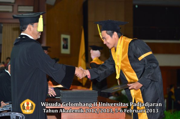 wisuda-unpad-gel-ii-ta-2012_2013-fakultas-ilmu-komunikasi-oleh-dekan-126