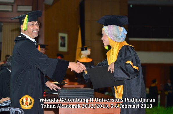 wisuda-unpad-gel-ii-ta-2012_2013-fakultas-ilmu-komunikasi-oleh-dekan-130