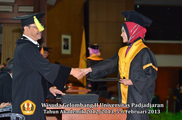 wisuda-unpad-gel-ii-ta-2012_2013-fakultas-ilmu-komunikasi-oleh-dekan-132