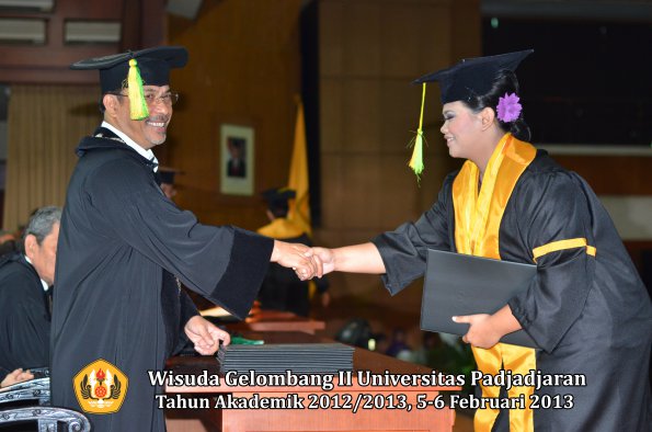 wisuda-unpad-gel-ii-ta-2012_2013-fakultas-ilmu-komunikasi-oleh-dekan-135