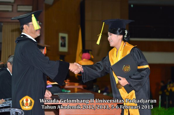 wisuda-unpad-gel-ii-ta-2012_2013-fakultas-ilmu-komunikasi-oleh-dekan-138