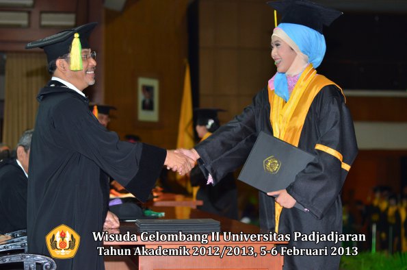 wisuda-unpad-gel-ii-ta-2012_2013-fakultas-ilmu-komunikasi-oleh-dekan-139