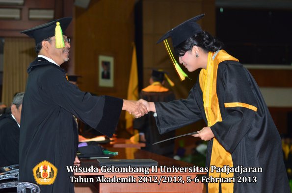 wisuda-unpad-gel-ii-ta-2012_2013-fakultas-ilmu-komunikasi-oleh-dekan-142