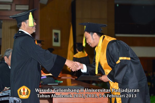 wisuda-unpad-gel-ii-ta-2012_2013-fakultas-ilmu-komunikasi-oleh-dekan-144