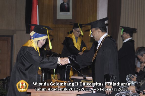 wisuda-unpad-gel-ii-ta-2012_2013-fakultas-ilmu-komunikasi-oleh-rektor-001