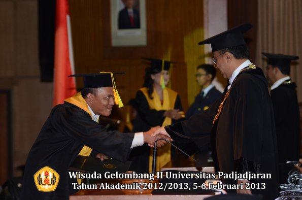 wisuda-unpad-gel-ii-ta-2012_2013-fakultas-ilmu-komunikasi-oleh-rektor-006