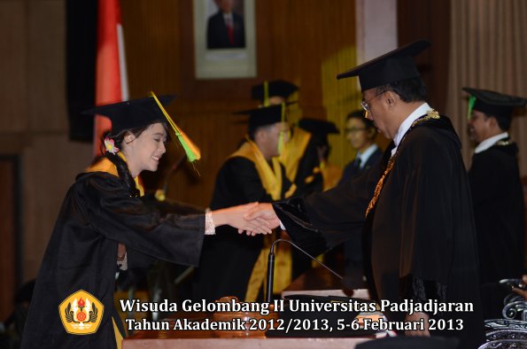 wisuda-unpad-gel-ii-ta-2012_2013-fakultas-ilmu-komunikasi-oleh-rektor-009