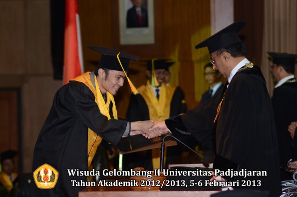 wisuda-unpad-gel-ii-ta-2012_2013-fakultas-ilmu-komunikasi-oleh-rektor-011