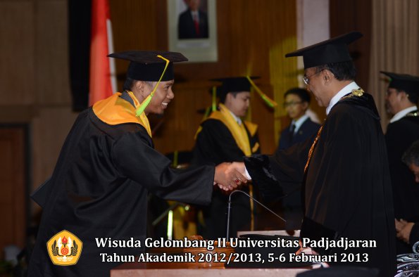 wisuda-unpad-gel-ii-ta-2012_2013-fakultas-ilmu-komunikasi-oleh-rektor-012