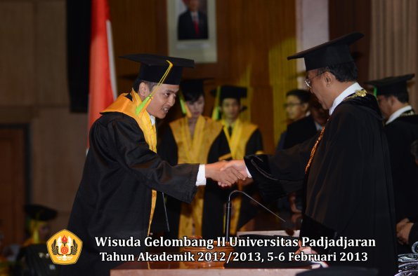 wisuda-unpad-gel-ii-ta-2012_2013-fakultas-ilmu-komunikasi-oleh-rektor-013
