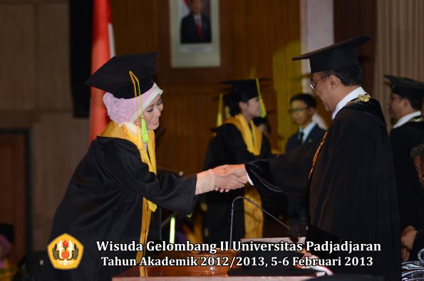 wisuda-unpad-gel-ii-ta-2012_2013-fakultas-ilmu-komunikasi-oleh-rektor-020