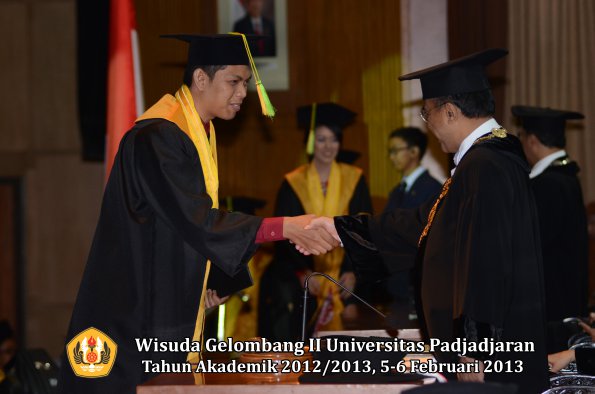 wisuda-unpad-gel-ii-ta-2012_2013-fakultas-ilmu-komunikasi-oleh-rektor-021