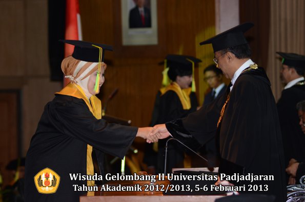 wisuda-unpad-gel-ii-ta-2012_2013-fakultas-ilmu-komunikasi-oleh-rektor-023