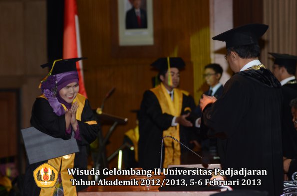 wisuda-unpad-gel-ii-ta-2012_2013-fakultas-ilmu-komunikasi-oleh-rektor-026