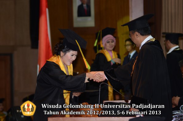 wisuda-unpad-gel-ii-ta-2012_2013-fakultas-ilmu-komunikasi-oleh-rektor-028