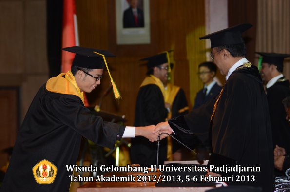 wisuda-unpad-gel-ii-ta-2012_2013-fakultas-ilmu-komunikasi-oleh-rektor-030