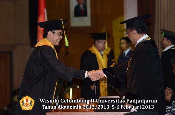 wisuda-unpad-gel-ii-ta-2012_2013-fakultas-ilmu-komunikasi-oleh-rektor-031