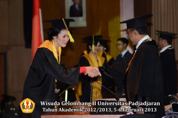 wisuda-unpad-gel-ii-ta-2012_2013-fakultas-ilmu-komunikasi-oleh-rektor-032