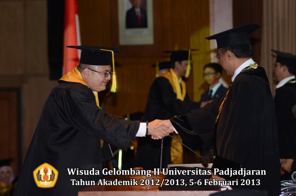 wisuda-unpad-gel-ii-ta-2012_2013-fakultas-ilmu-komunikasi-oleh-rektor-033