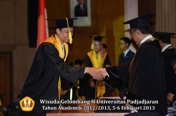 wisuda-unpad-gel-ii-ta-2012_2013-fakultas-ilmu-komunikasi-oleh-rektor-034