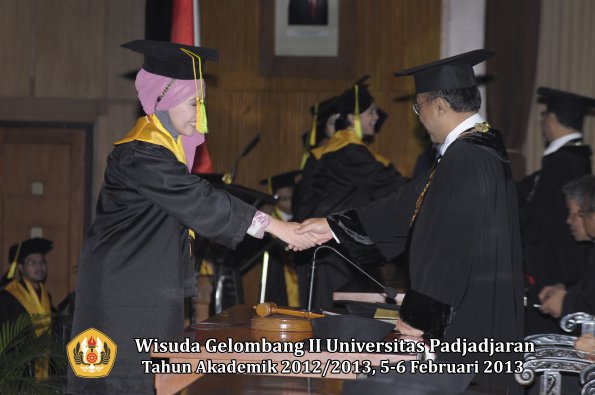 wisuda-unpad-gel-ii-ta-2012_2013-fakultas-ilmu-komunikasi-oleh-rektor-035