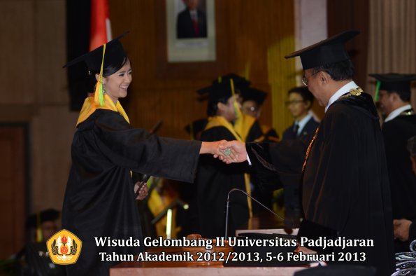 wisuda-unpad-gel-ii-ta-2012_2013-fakultas-ilmu-komunikasi-oleh-rektor-036