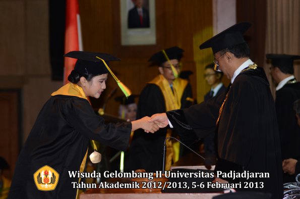 wisuda-unpad-gel-ii-ta-2012_2013-fakultas-ilmu-komunikasi-oleh-rektor-037