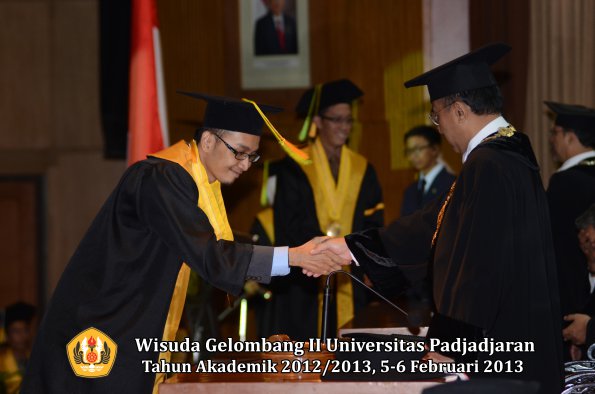 wisuda-unpad-gel-ii-ta-2012_2013-fakultas-ilmu-komunikasi-oleh-rektor-038