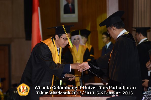 wisuda-unpad-gel-ii-ta-2012_2013-fakultas-ilmu-komunikasi-oleh-rektor-040