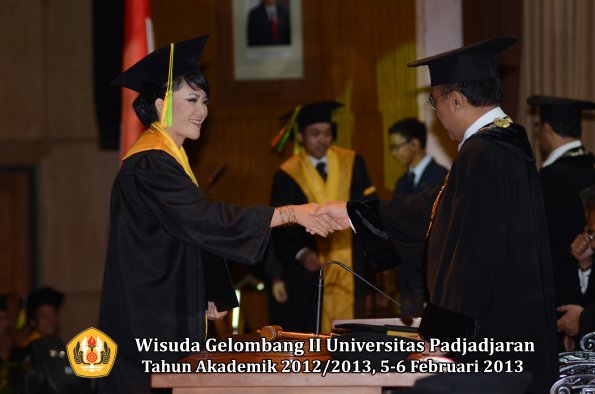 wisuda-unpad-gel-ii-ta-2012_2013-fakultas-ilmu-komunikasi-oleh-rektor-042